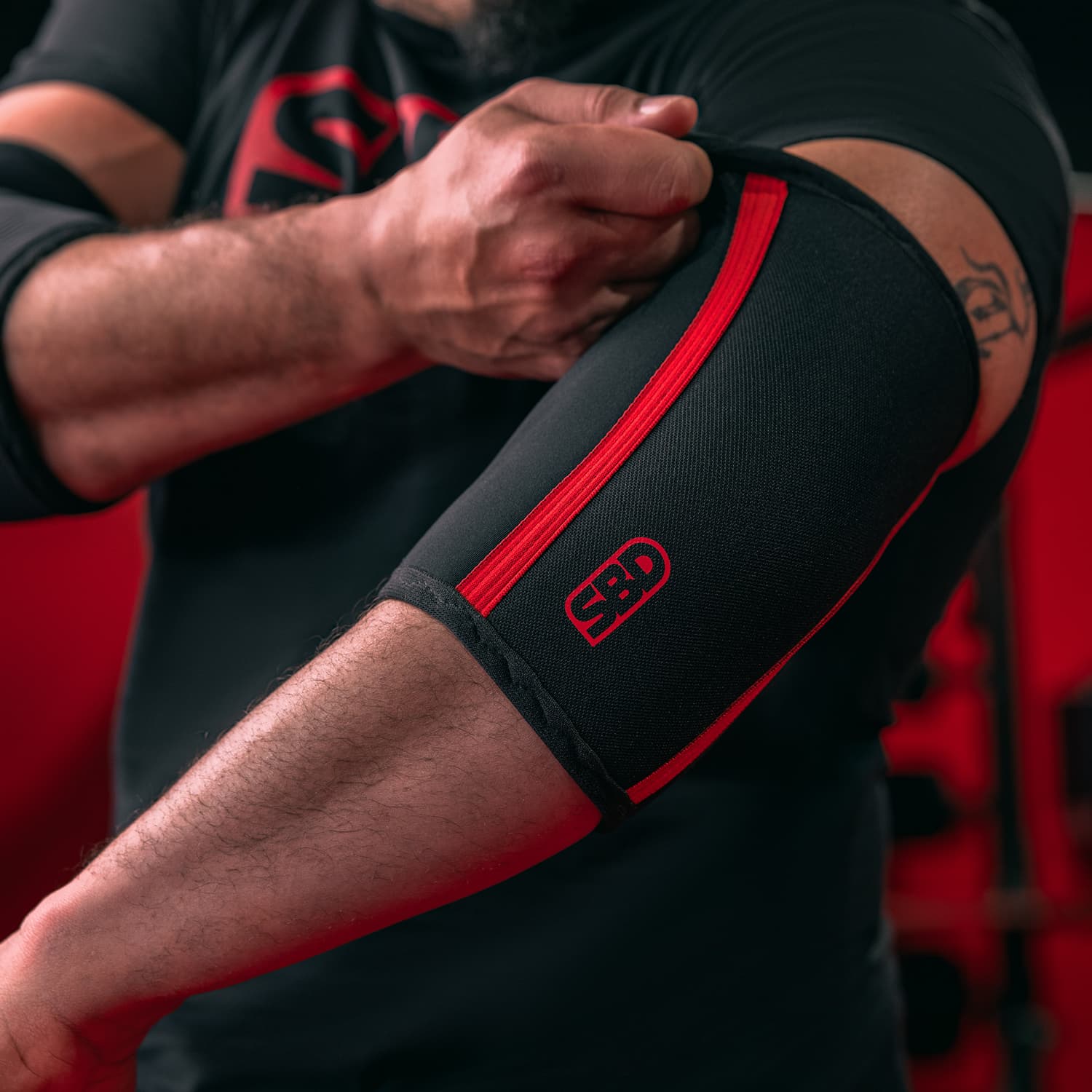 SBD Ellenbogenstulpen Elbow Sleeves Fitness und Kraftsport Anziehen